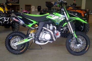 Un Dirt Bike dans un garage